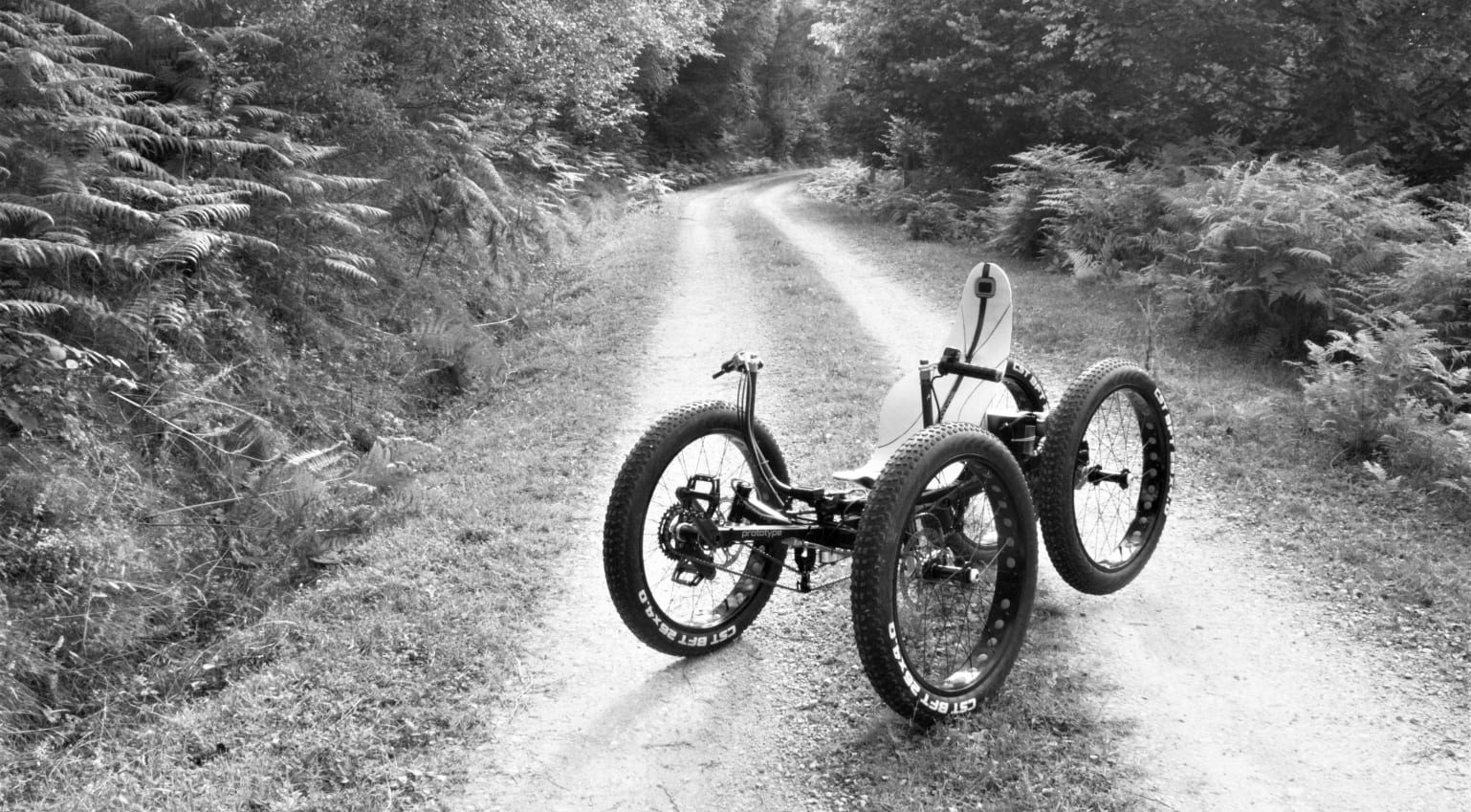 ORSA-Bugg-E-photo-en-noir-et-blanc-velo-sur-un-chemin-en-foret-1-e1638720852628.jpg